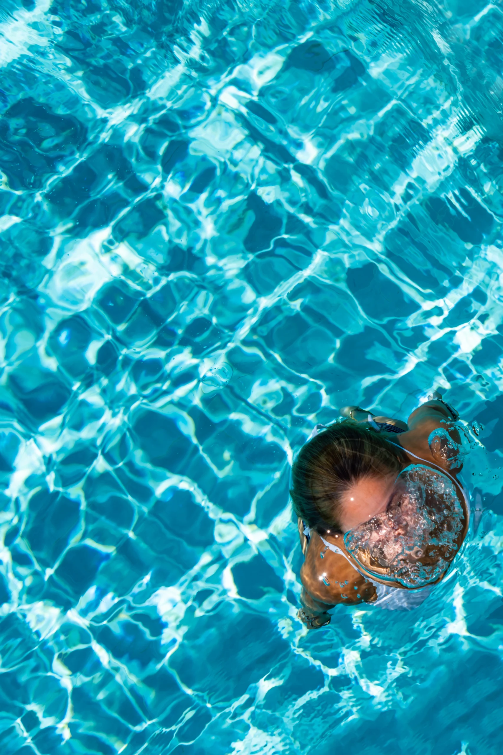 femme-piscine-soleil-ciel-auvergne