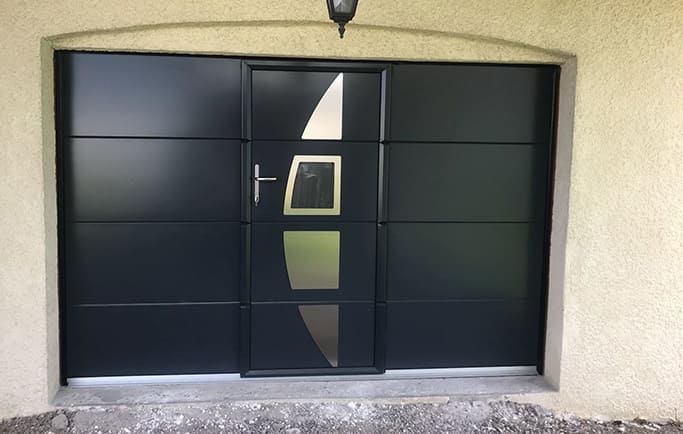 grande porte de garage noire